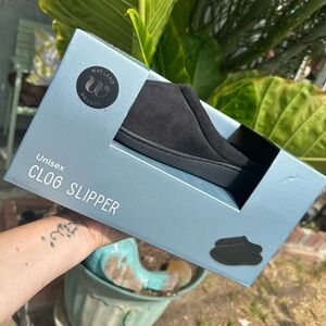 Unisex 
Clogs 
Slip on slippers